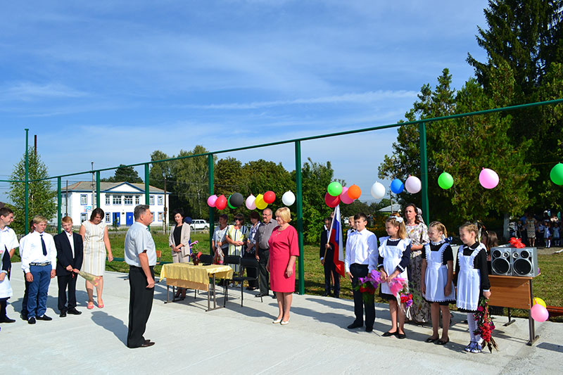 Глава администрации Баганцов А.Н. посетил родную школу и поздравил с Днем знаний!