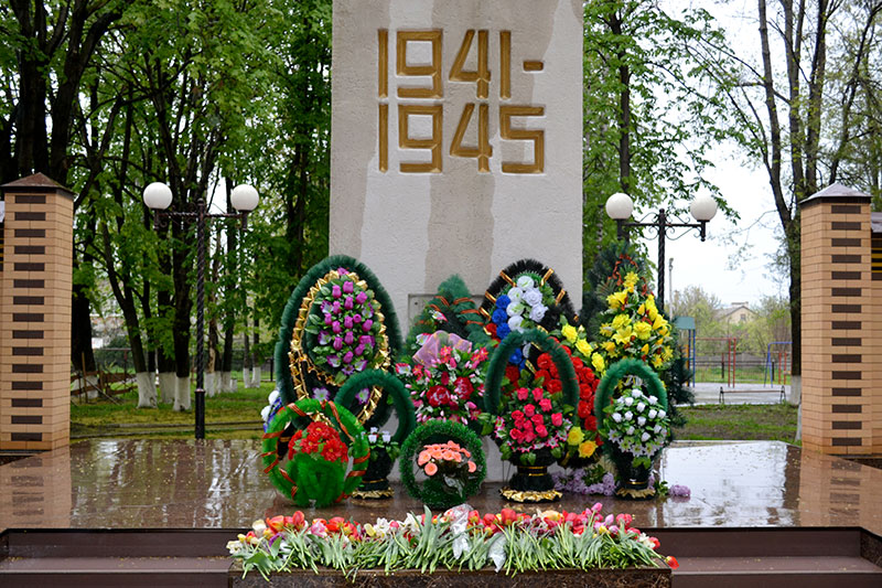 Возложение венков  и цветов к памятнику  воинов погибших в ВОВ в Кардоникском сельском поселении