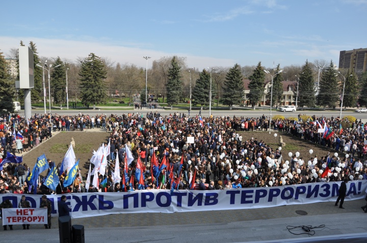 В Карачаево-Черкесии митинг «Мы вместе против террора» объединил тысячи людей